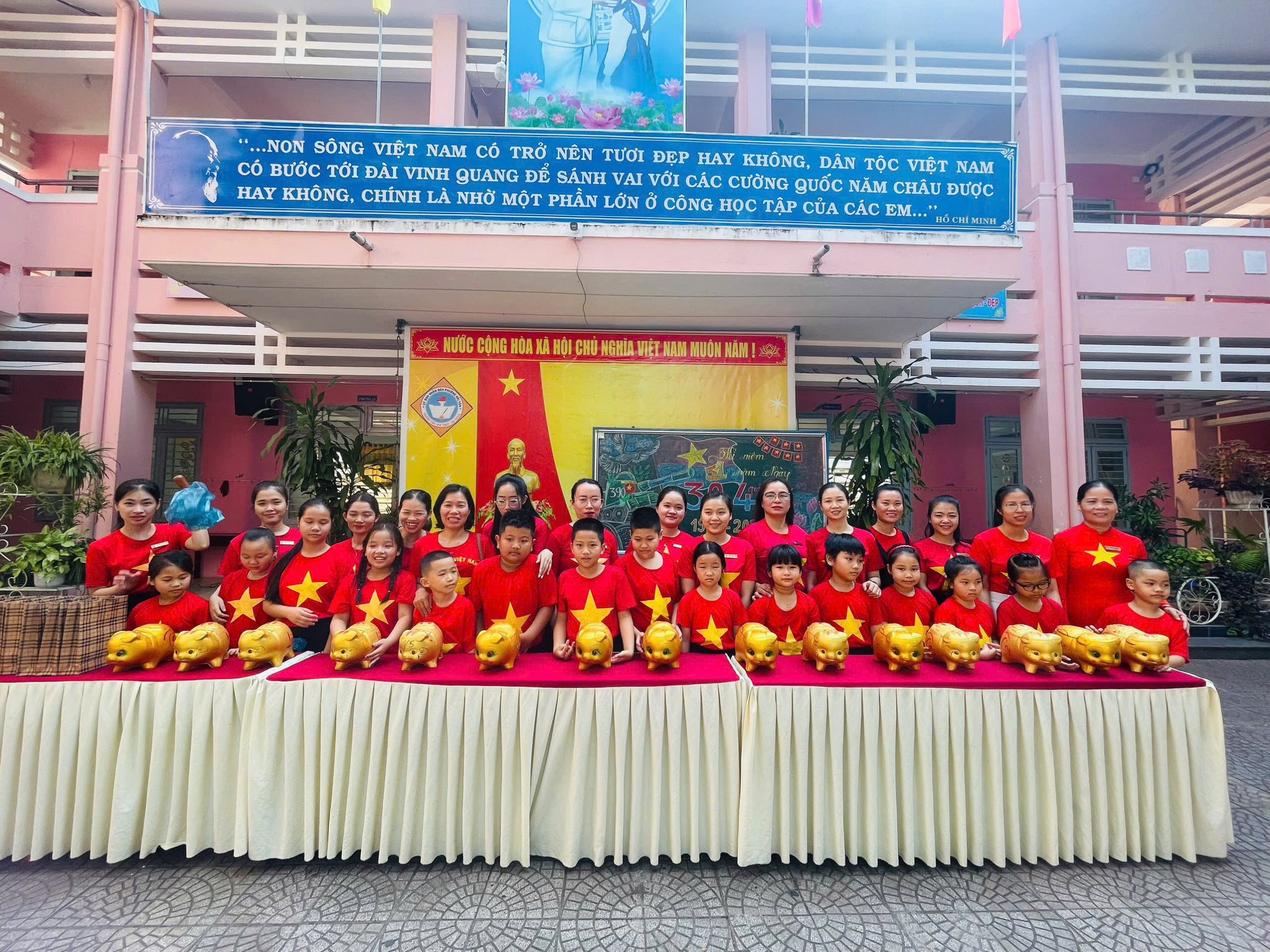 Có thể là hình ảnh về văn bản cho biết '...NON SÔNG VIỆT NAM Có TRỞ NÊN TƯƠI ĐẸP HAY KHÔNG, DÀN TỘC VIỆT NAM CÓ BƯỚC TỚI ĐÀI VINH gUANG ĐỀ SẢNH AI VỚI CẢC CƯỜNG guốc NĂM CHÂU ĐƯỢC HAY KHÔNG, CHÍNH LÀ NHỜ MỘT PHẦN LỚN 0 CÔNG HỌC TẬP CUA CẮC EM... n6eии NGHIA'