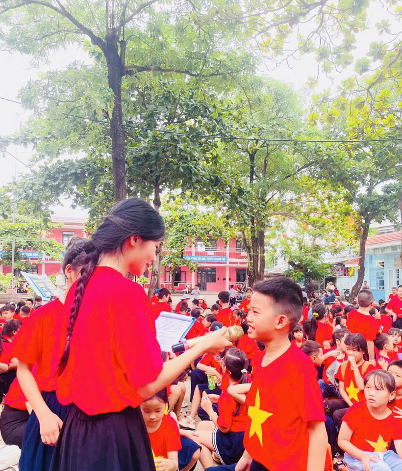 Có thể là hình ảnh về một hoặc nhiều người