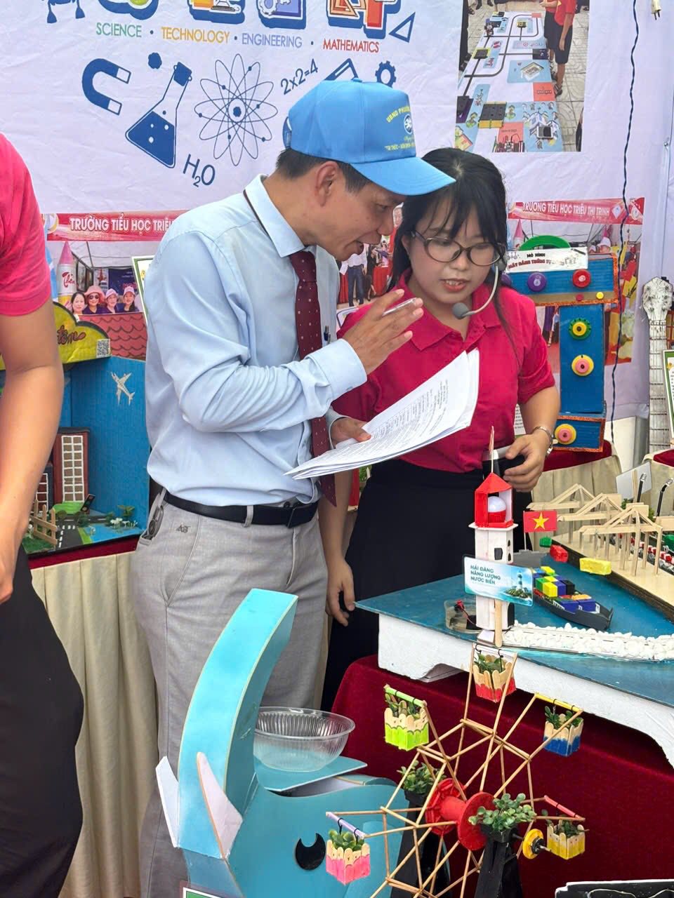 Có thể là hình ảnh về đồ chơi và văn bản