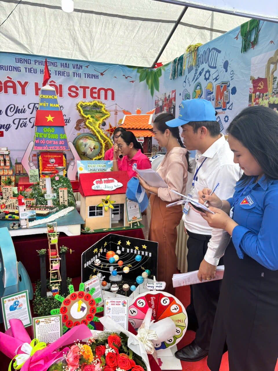 Có thể là hình ảnh về đồ chơi và văn bản