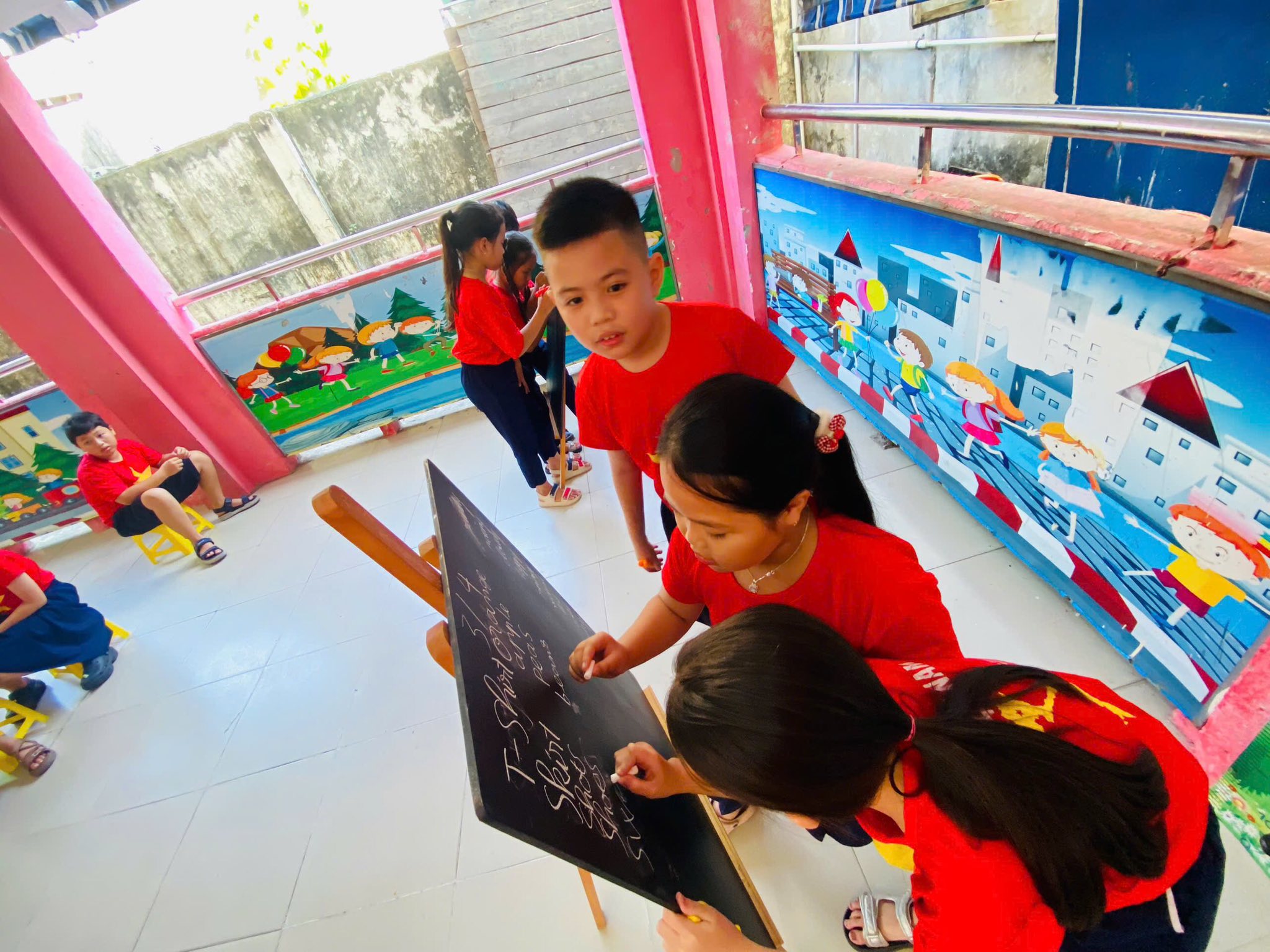 Có thể là hình ảnh về trẻ em, học tập, đồ chơi trẻ em và văn bản
