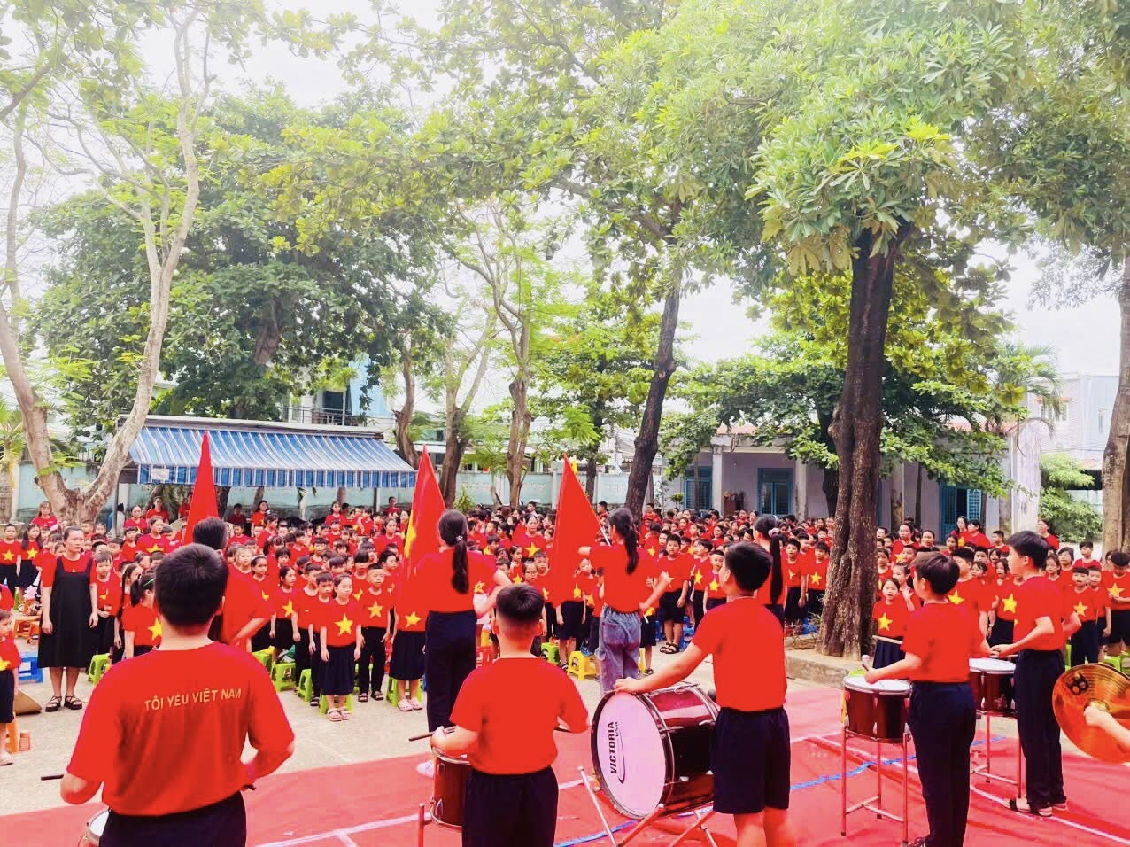 Có thể là hình ảnh về kèn clarinet