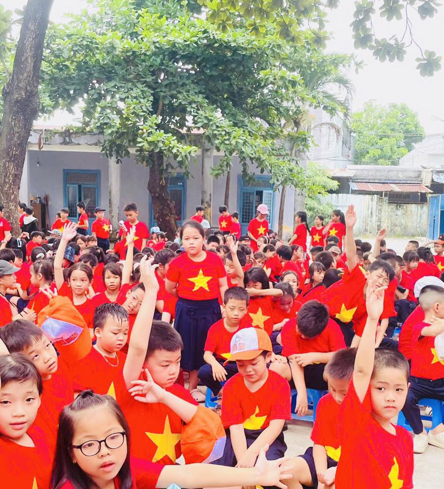 Có thể là hình ảnh về một hoặc nhiều người, cây và văn bản cho biết 'S'