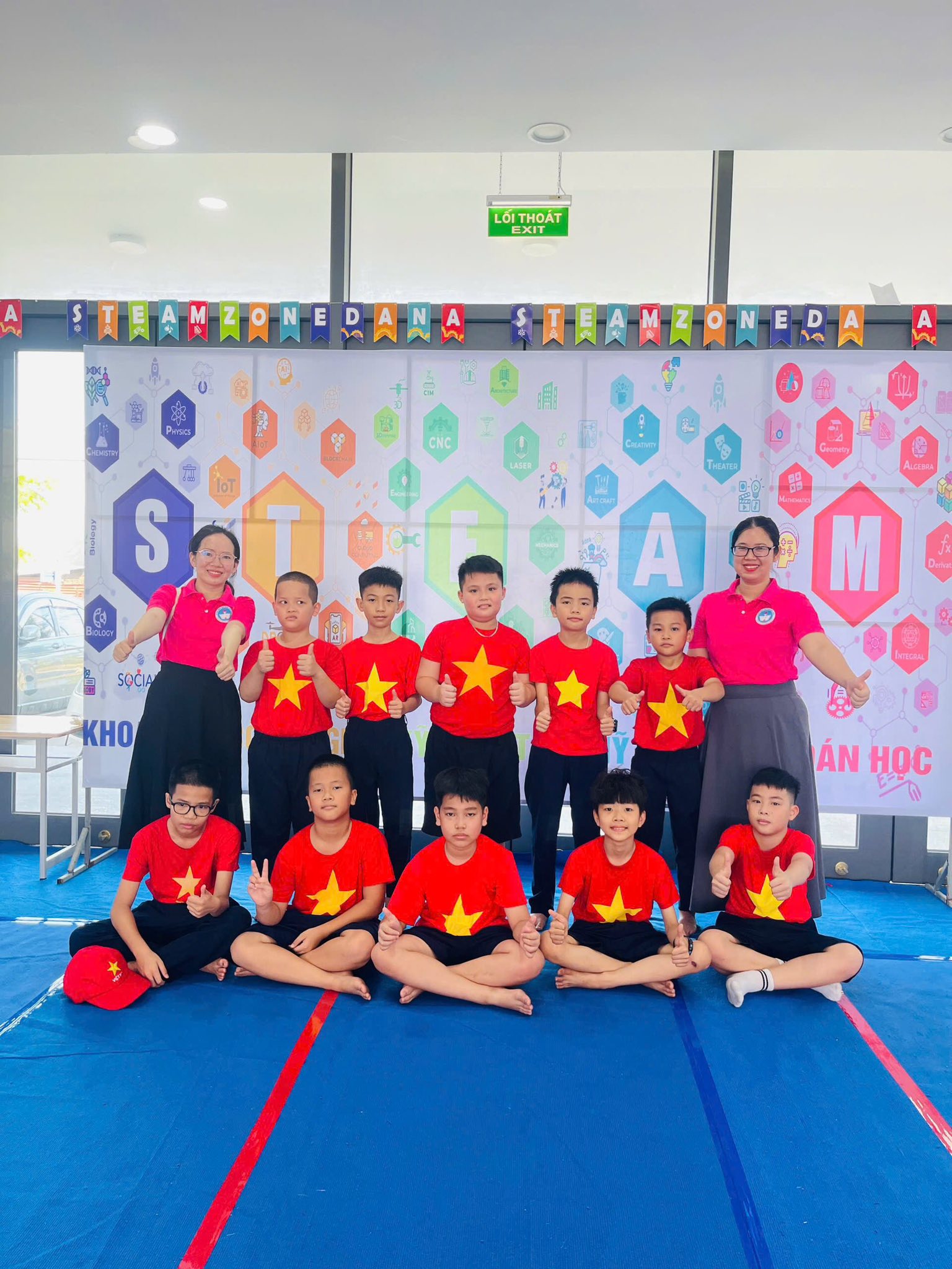 Có thể là hình ảnh về bạt nhún và văn bản