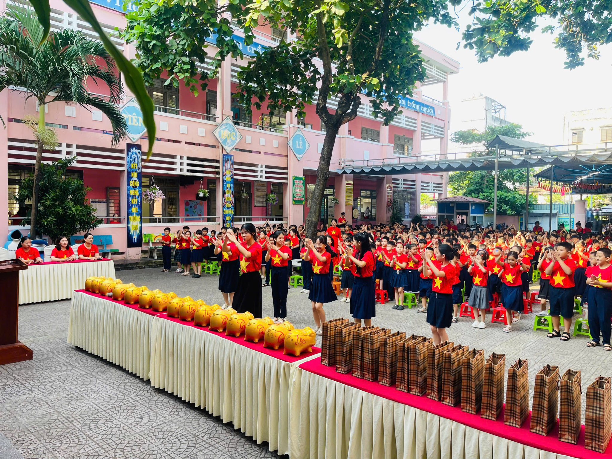 Có thể là hình ảnh về một hoặc nhiều người và văn bản