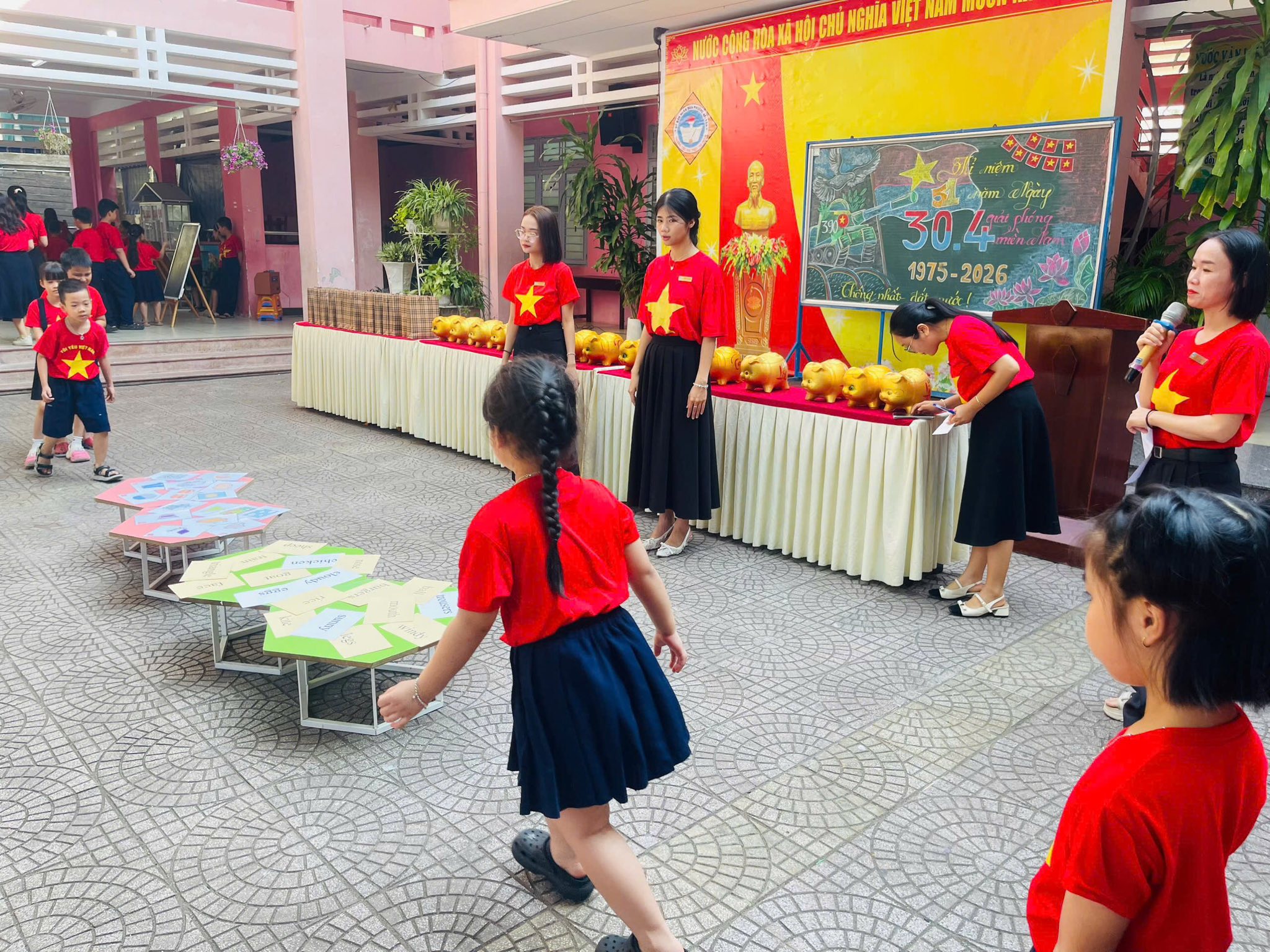 Có thể là hình ảnh về một hoặc nhiều người và văn bản cho biết 'nAИ E 平0 00 mơm מממעי.ך 100 Elgay 30.4 30 302 1975-2026 1975- 2026 ዉቻ ά!'