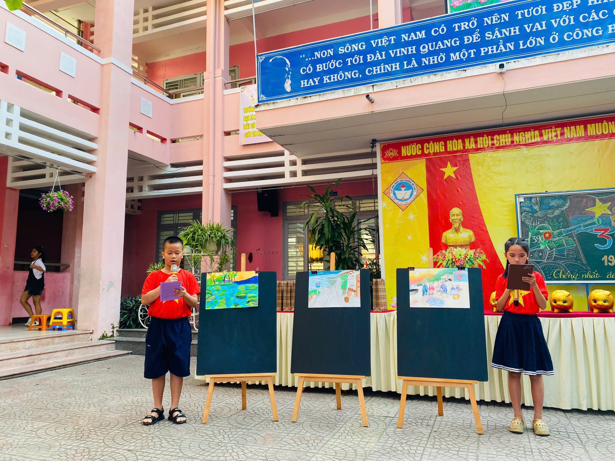 Có thể là hình ảnh về một hoặc nhiều người và văn bản cho biết '"...NON SỐNG ĐÀI VINH LÀ NHỜ MỘT PHẦN LỚN ở CÔNG VIỆT NAM CÓ TRỞ NÊN TƯƠI GUANG ĐỀ SÁNH νΑΙ νός ĐẸP CÁC cÓ BƯỚC TỚI HAY KHÔNG, CHÍNH NƯỚC CỘNG HOA HOH " NGHIA VIỆT NAM MUÔN 食山子 ㅂ 勇 Cheng ครโนเัยง d 美下·!! ام'