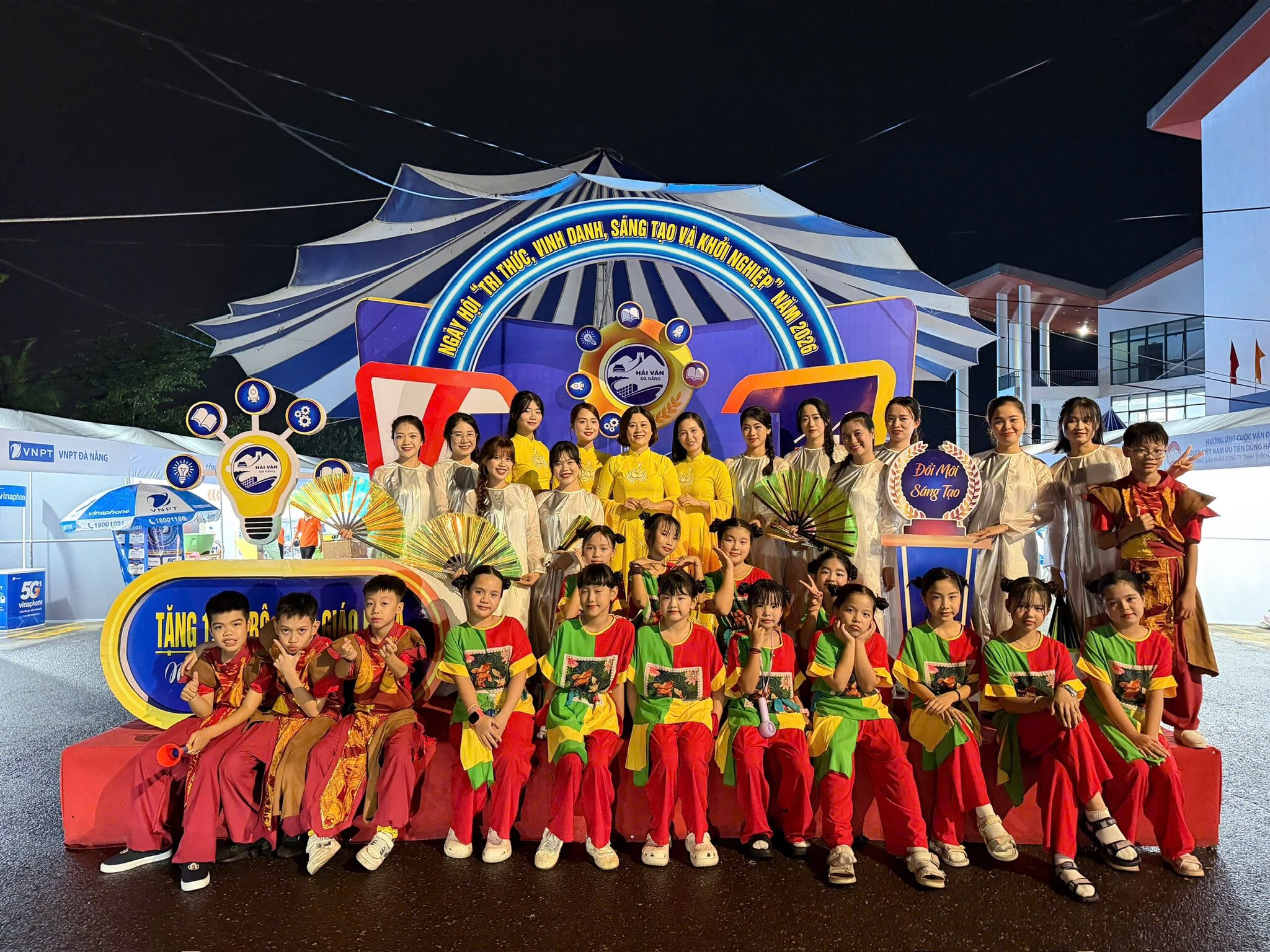 Có thể là hình ảnh về văn bản cho biết 'TRI THỨC. VINH DANH, SANG TAO TAO OVA VA KHФ NGHIẾP HOI NĂM NGÀY 2026 VNPT ก nPTbl UIVE D Sứing TÁNG1R TÀNG ΑπγΜι ውን'.'