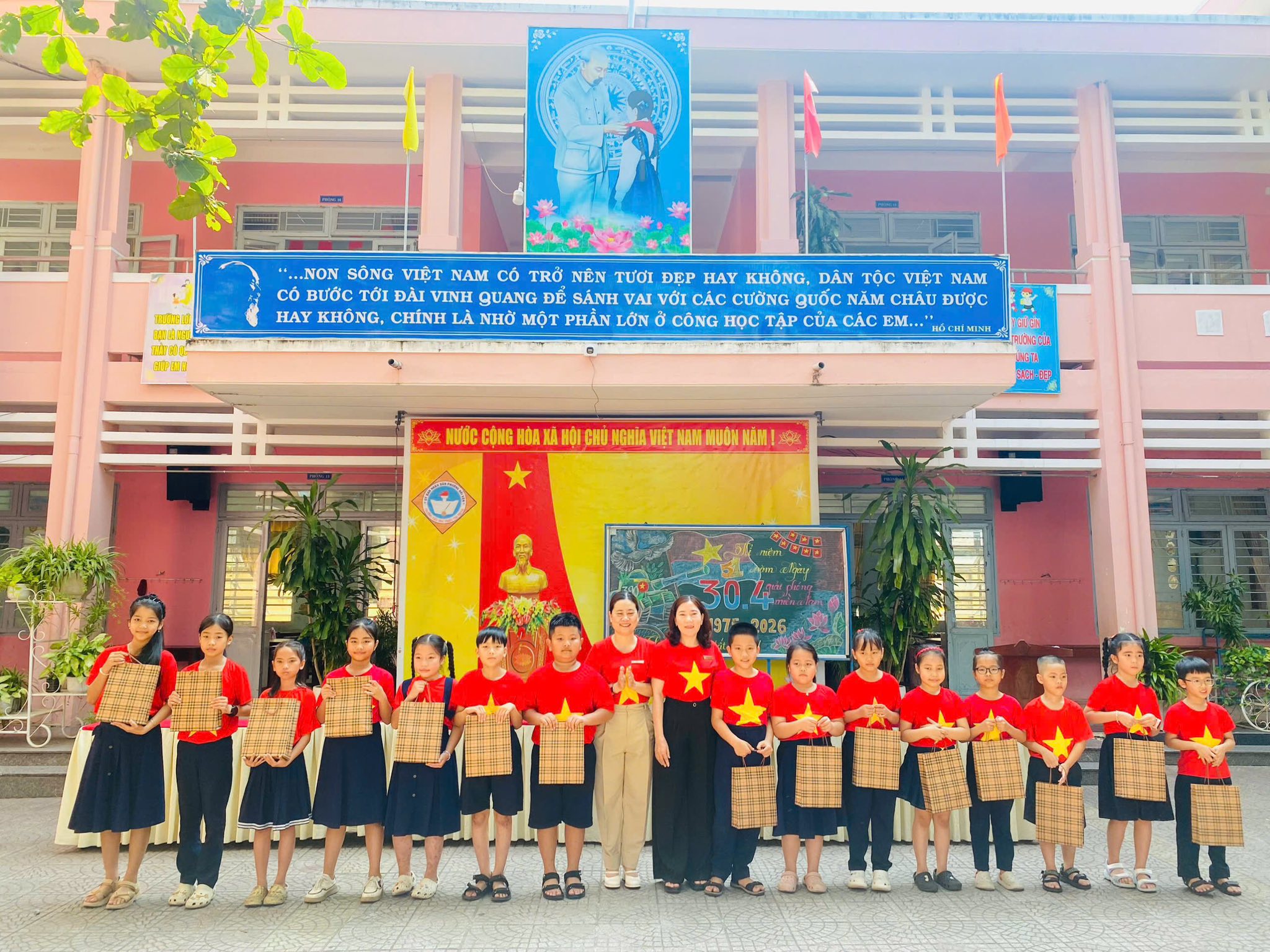 Có thể là hình ảnh về một hoặc nhiều người và văn bản cho biết '作面 ...NON SÔNG VIỆT NAM có TRỜ NÊN TƯƠI ĐẸP HAY KHÔNG, DÃN TỘC VIỆT NAM Có BƯỚC TỚI VINH QUANG ĐE SẢNH VỚI CÁC CƯỜNG guốc NĂM CHÂU ĐƯỢC HAY KHÔNG, ΊΝΗ LÀ NHỜ MỘT PHAN LƠN c CÔNG HỌC TẬP CỦA CẮC EM... HÔ MINE NƯỚC CÔNG HOA DA HO1 CHỦ NGHIA M KAMI 197- 2026 내바어'