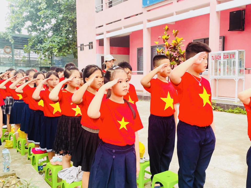 Có thể là hình ảnh về một hoặc nhiều người và văn bản
