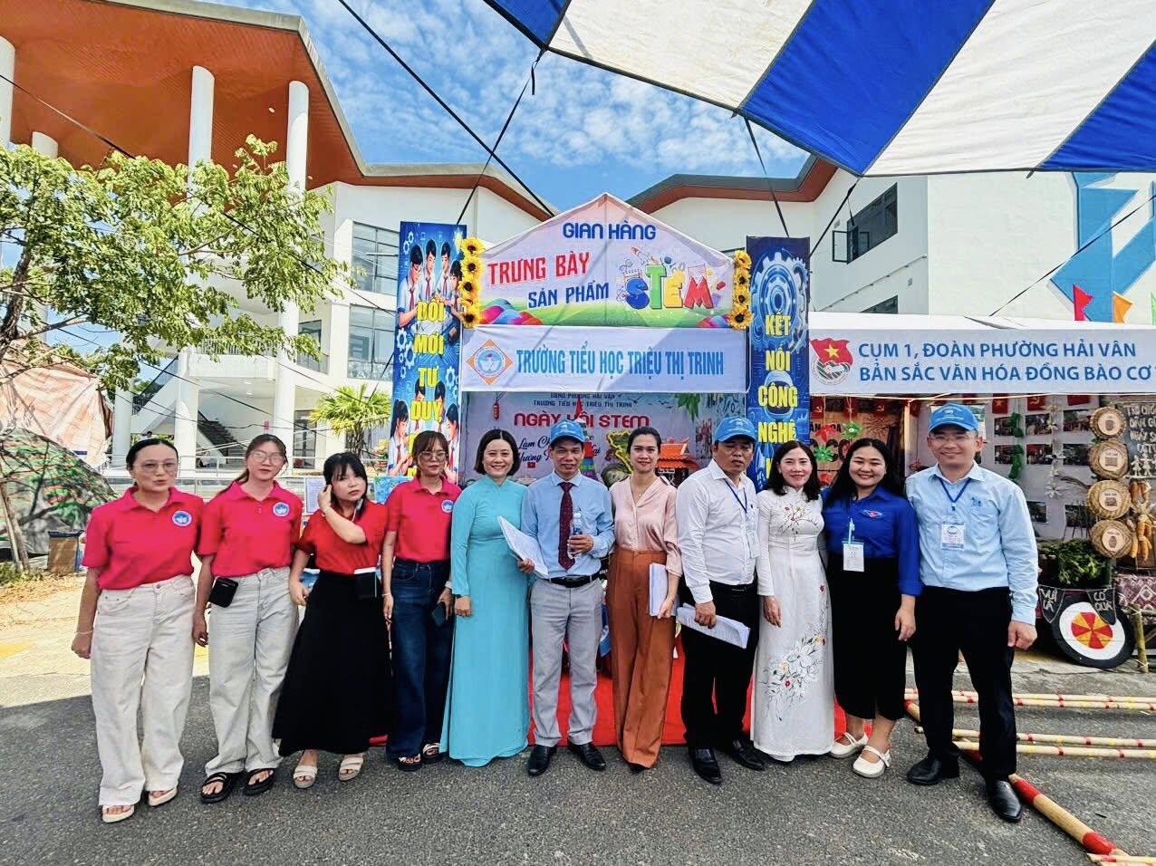 Có thể là hình ảnh về một hoặc nhiều người và văn bản cho biết 'GIANHANG ต HÀNG TRUNG BÀY ي SẢN PHẨM TRƯỜNGTIEUHOCTRIĘUTH!TRINH TRƯỜNG TIÊU HOC TRIEUTH NGÀY STEM CÔNG CỤM ĐOÀN PHƯỜNG HẢI UM1,DOÀNPHƯỜNGHÁIVÀN VÀN BẢNSÁC BANSÁCVÁNHÓAĐÓNGBÀO SẮC VĂN HÓA ĐÓNG BÀO Cơ'