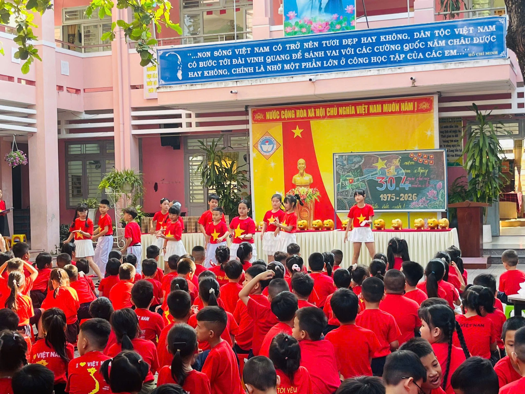 Có thể là hình ảnh về một hoặc nhiều người, đám đông và văn bản cho biết 'CHÂU CHÂUĐUỢC ĐƯỢC ....NON SÔNG VIỆT NAM CÓ TRỞ NÊN TƯƠI ĐẸP HAY KHÔNG, DÂN TỘC VIỆT NAM 6.cmeи MINH INH co BƯỚC TỚI ĐÀI VINH gUANG ĐỀ SÁNH VAI VỚI CÁC CƯỜNG guốc NĂM HAY KHÔNG, CHÍNH LÀ NHỠ MỘT PHẦN LỚN CÔNG Hoc TẬP CỦA CÁC EM... Bocu: 테트 CHU NAM SRA লি 30.4 1975-2026 1975 2026 dất dit MAM VIỆTN VIỆT YÊU'