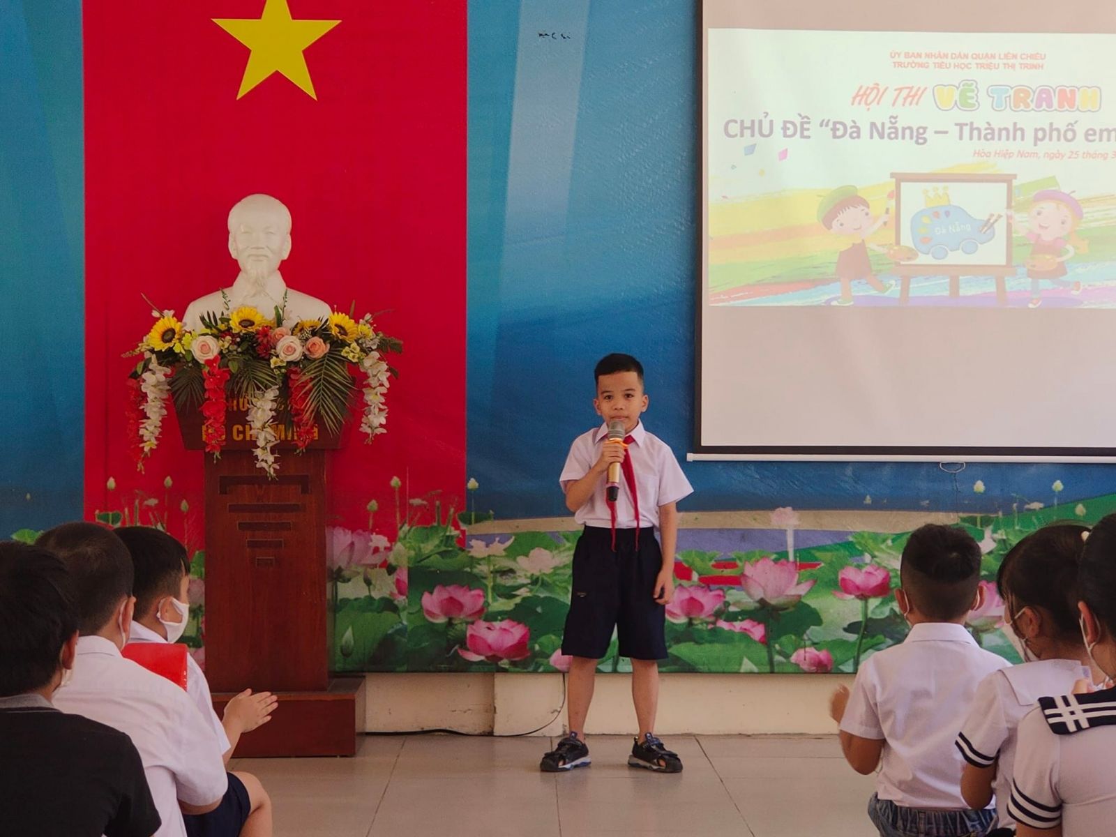 Mở đầu là tiết mục văn nghệ đến từ bạn học sinh lớp 4/3 - Phan Văn Phương Duy