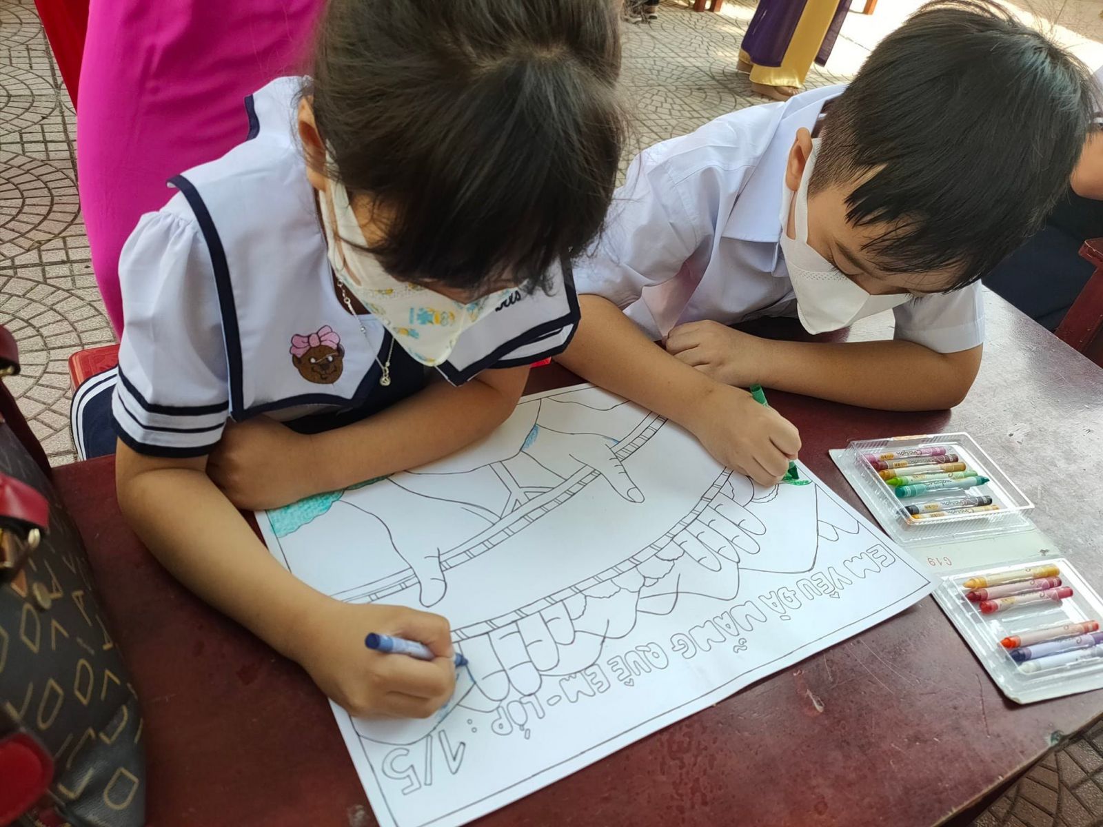 Các học sinh bắt đầu vẽ và tô màu