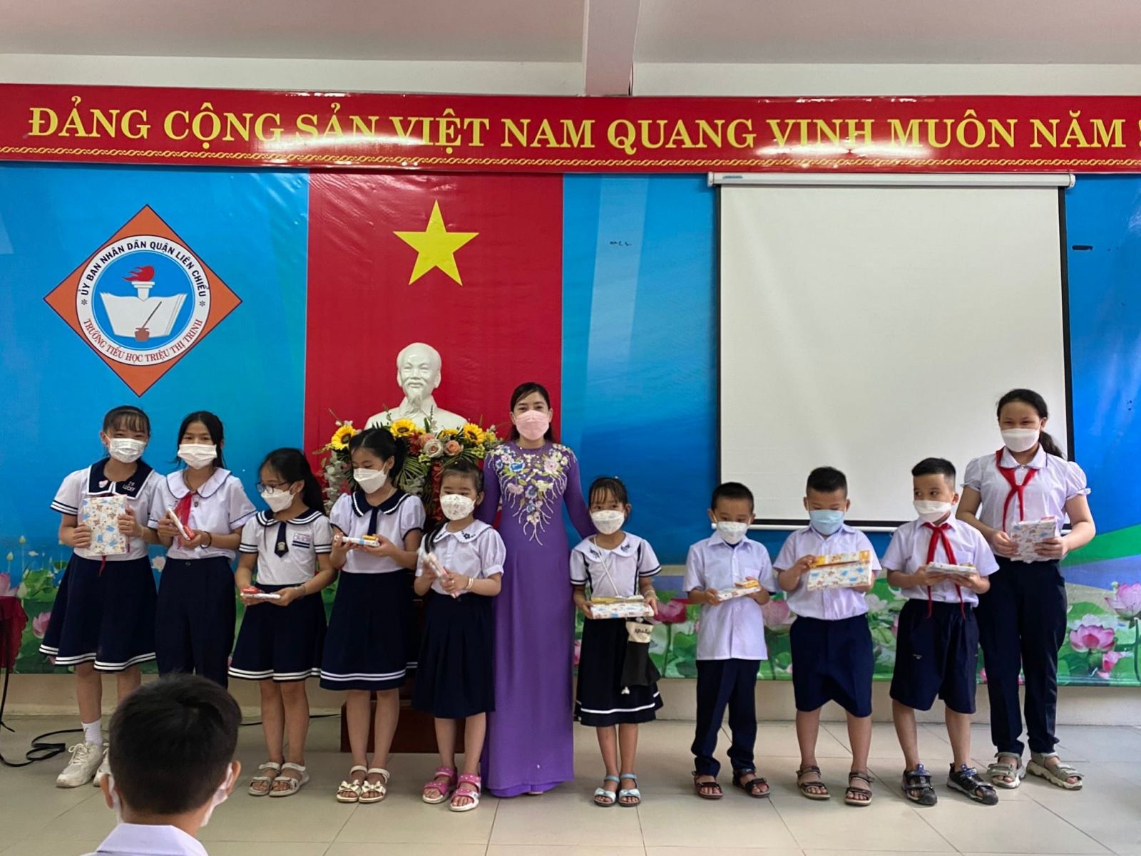 Cô giáo Nguyễn Thị Hồng Trinh - Hiệu trưởng nhà trường trao phần thưởng cho các lớp đạt giải trong hội thi