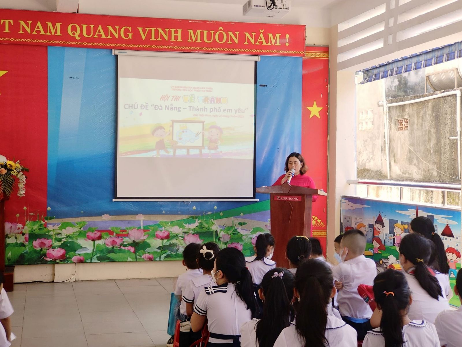 Cô giáo Phan Thị Ái Mỹ - Hiệu phó phát biểu ý kiến
