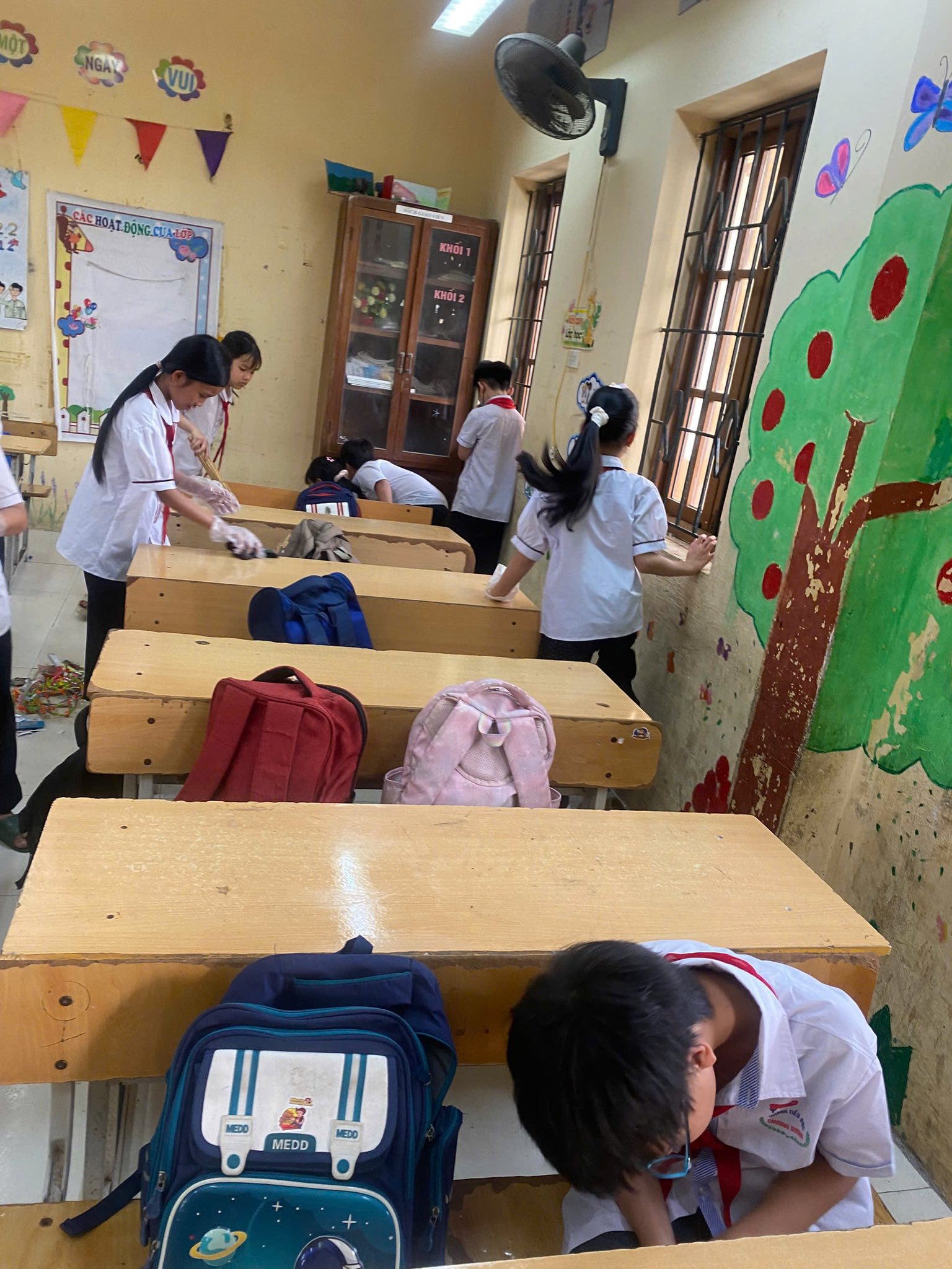 Có thể là hình ảnh về một hoặc nhiều người, mọi người đang học và văn bản