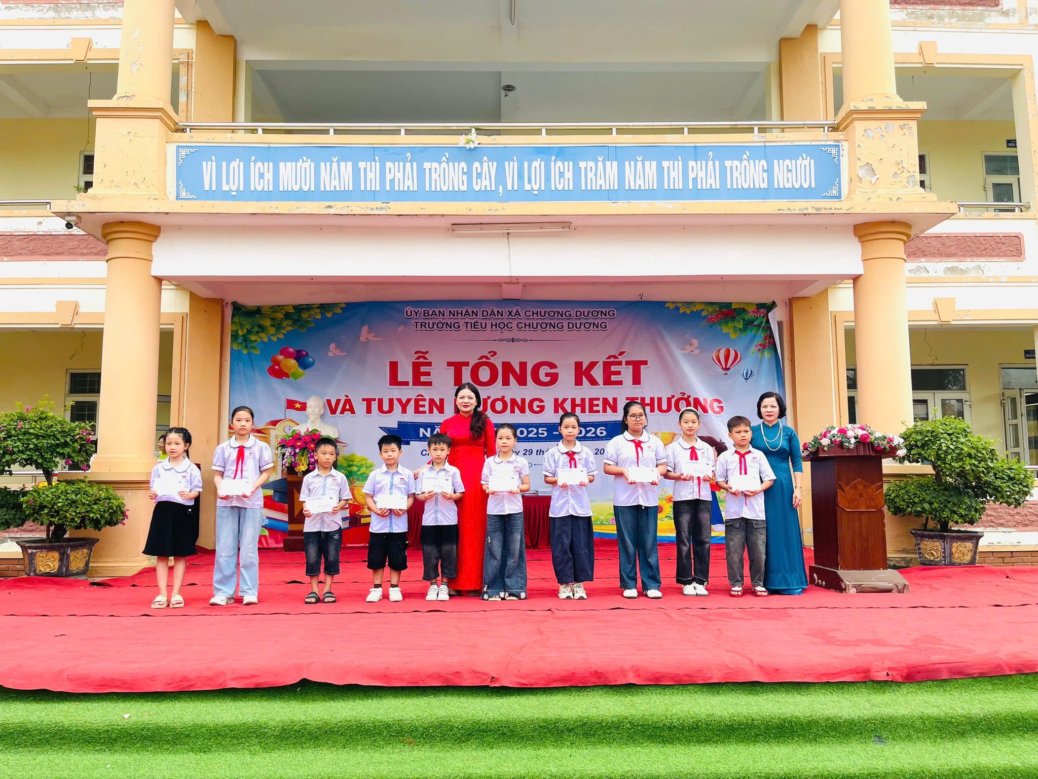Có thể là hình ảnh về một hoặc nhiều người, bệnh viện và văn bản