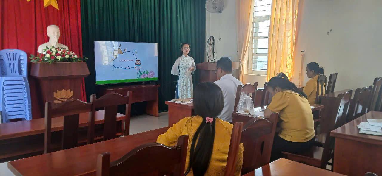 Có thể là hình ảnh về bàn